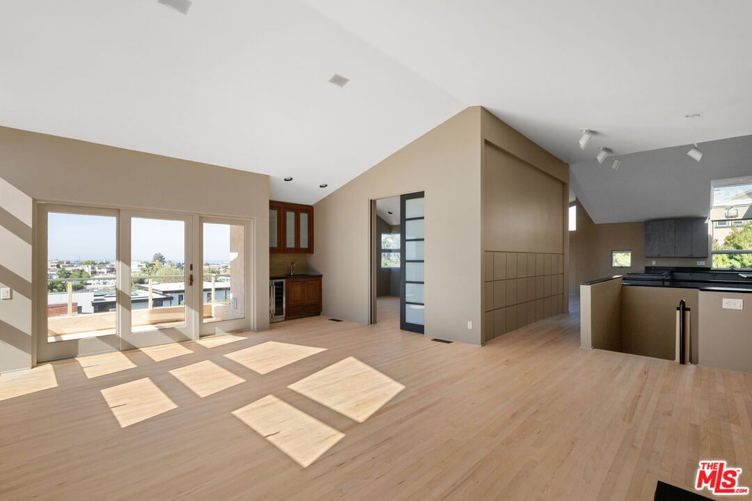 641 25th St - Photo 4 of 8
