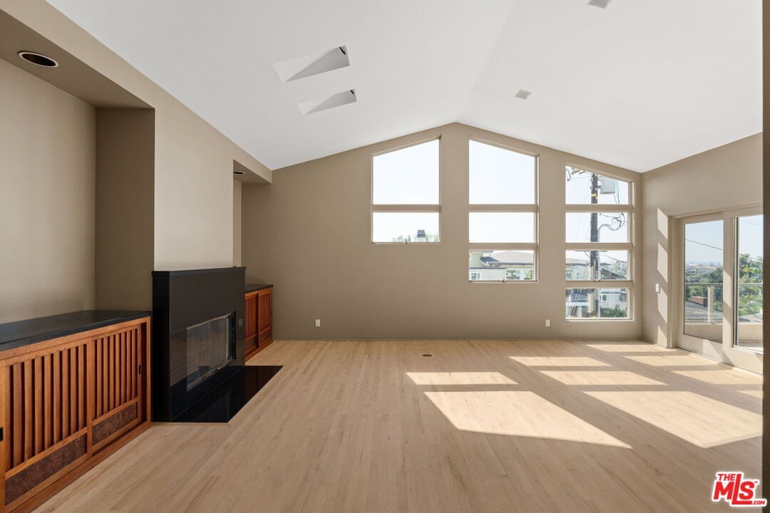 641 25th St - Photo 5 of 8
