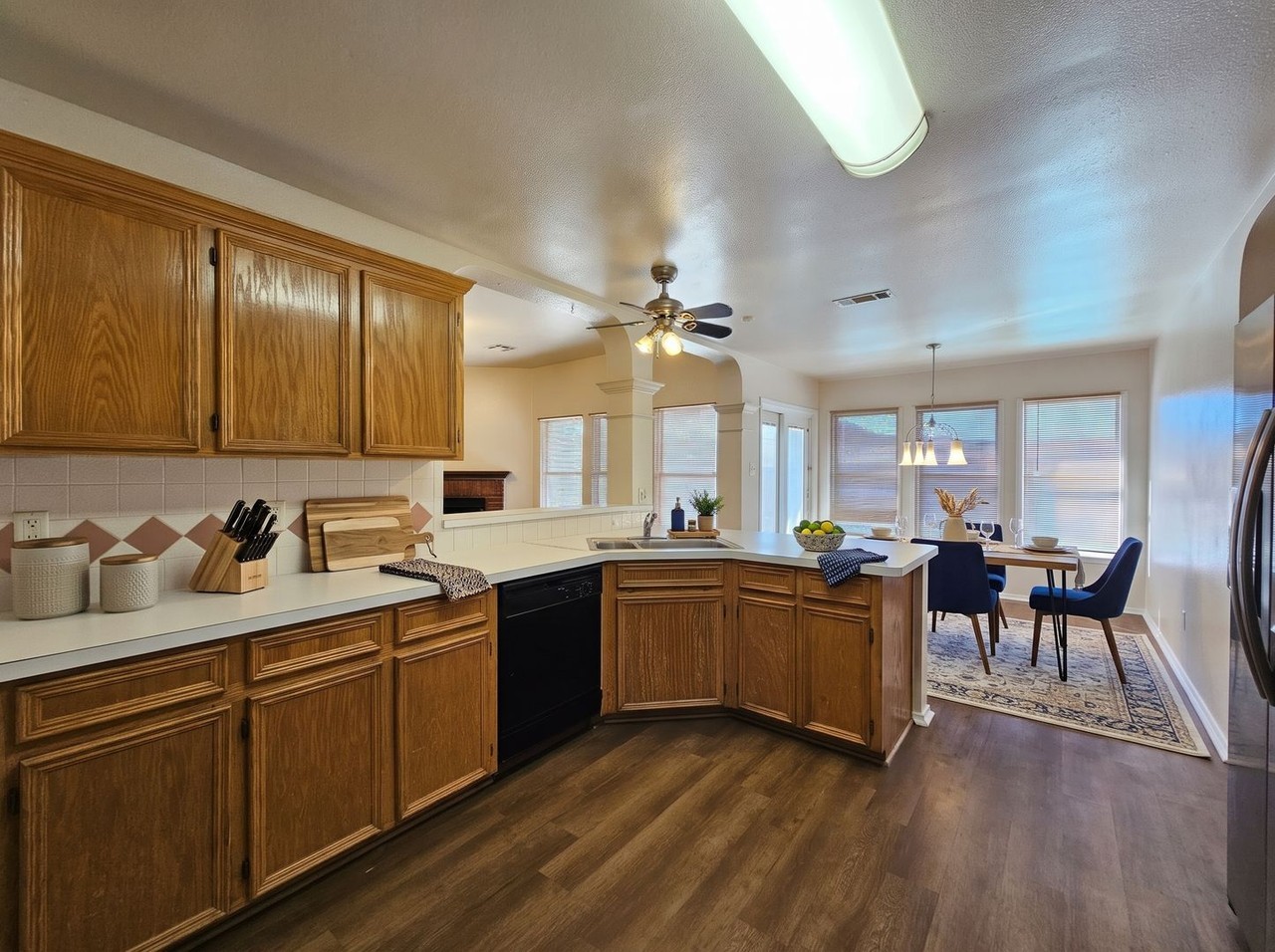 602 Delmar Dr - Photo 4 of 36