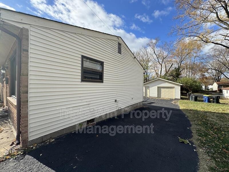 3551 High Dr - Photo 3 of 36