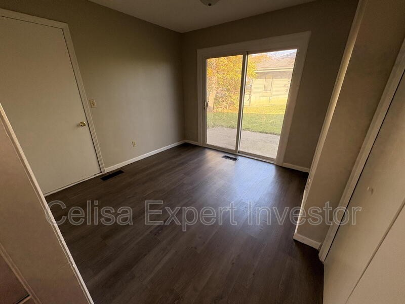 207 Washburn Ave - Photo 4 of 9
