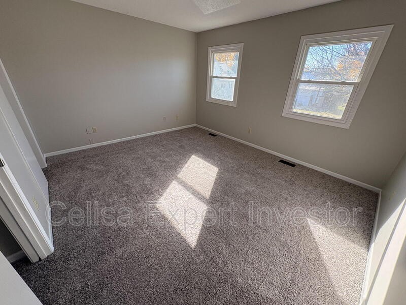 207 Washburn Ave - Photo 6 of 9