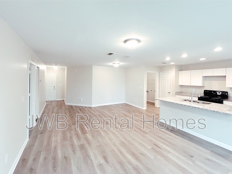 8532 Osteen St - Photo 4 of 23