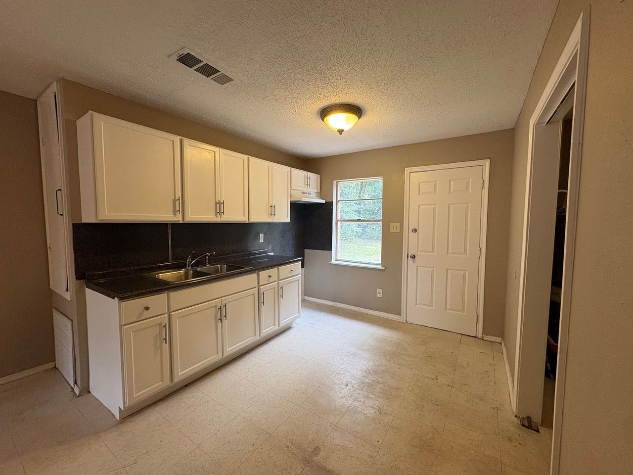 3902 Martha St - Photo 5 of 14