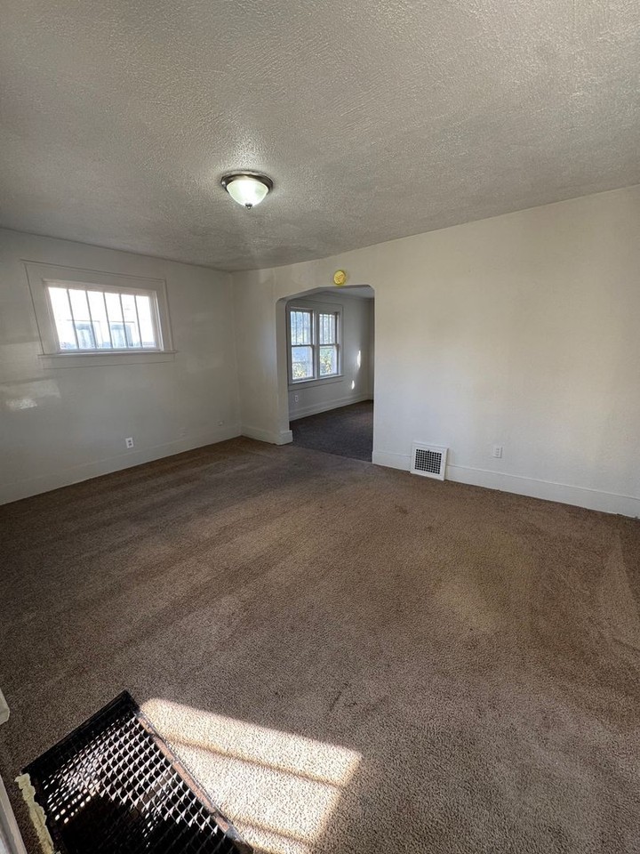 2923 Alexander St - Photo 2 of 8