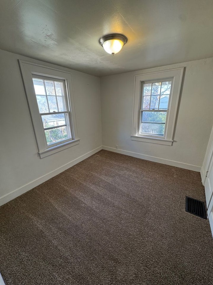 2923 Alexander St - Photo 5 of 8