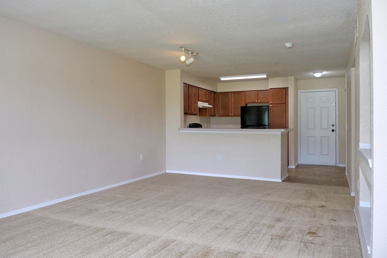 13839 Fairway Island Dr - Photo 7 of 28