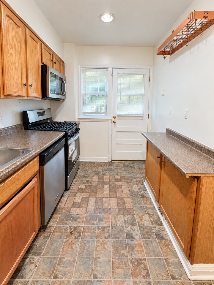 1536 Sherwood Ave - Photo 3 of 14