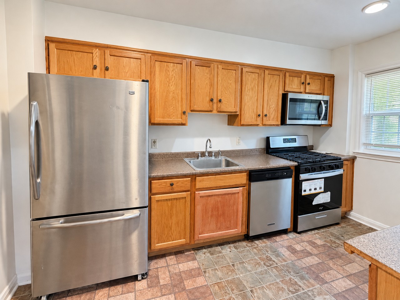 1536 Sherwood Ave - Photo 5 of 14
