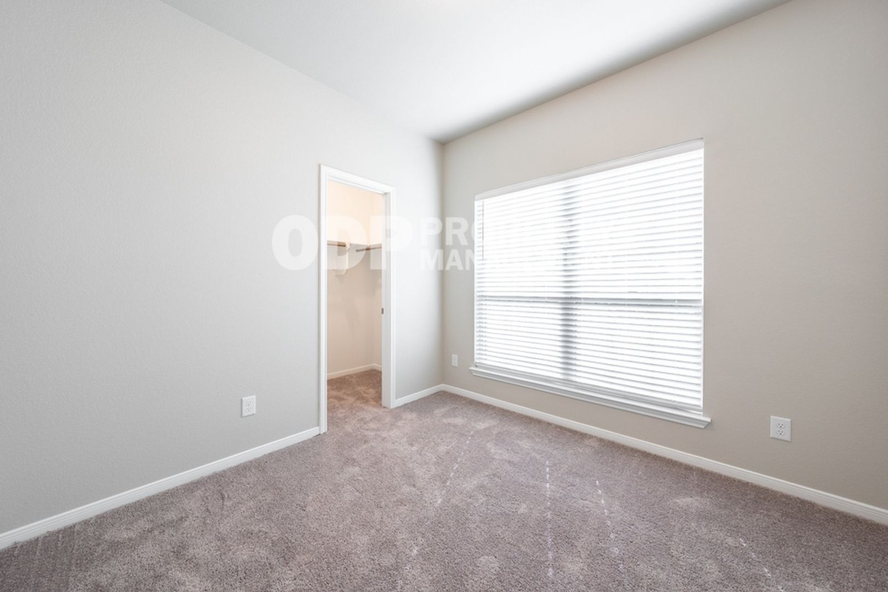 1450 Shadow Hill Ln - Photo 2 of 9