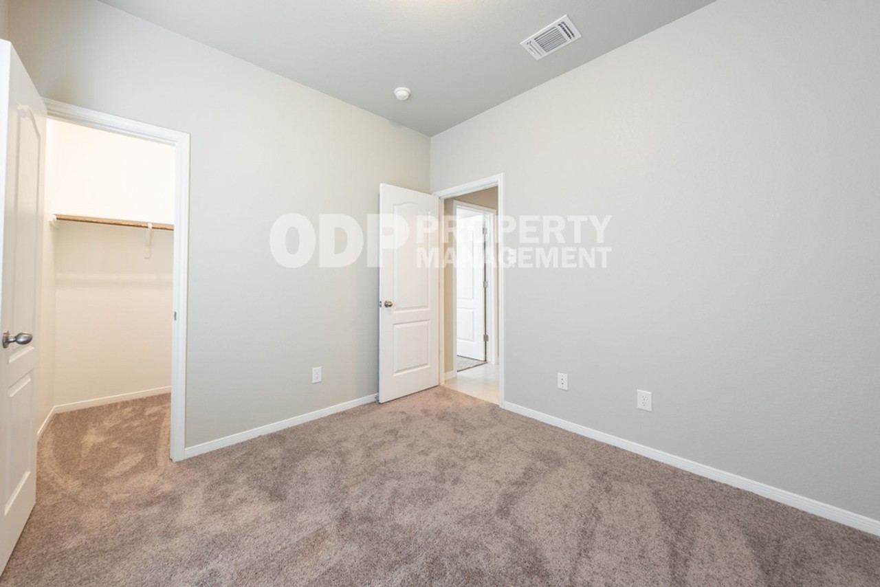 1450 Shadow Hill Ln - Photo 3 of 9