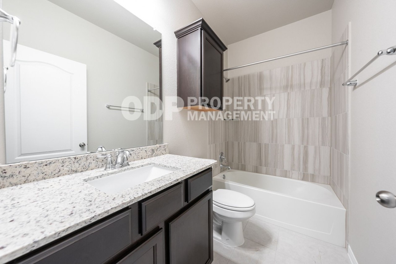 1450 Shadow Hill Ln - Photo 4 of 9