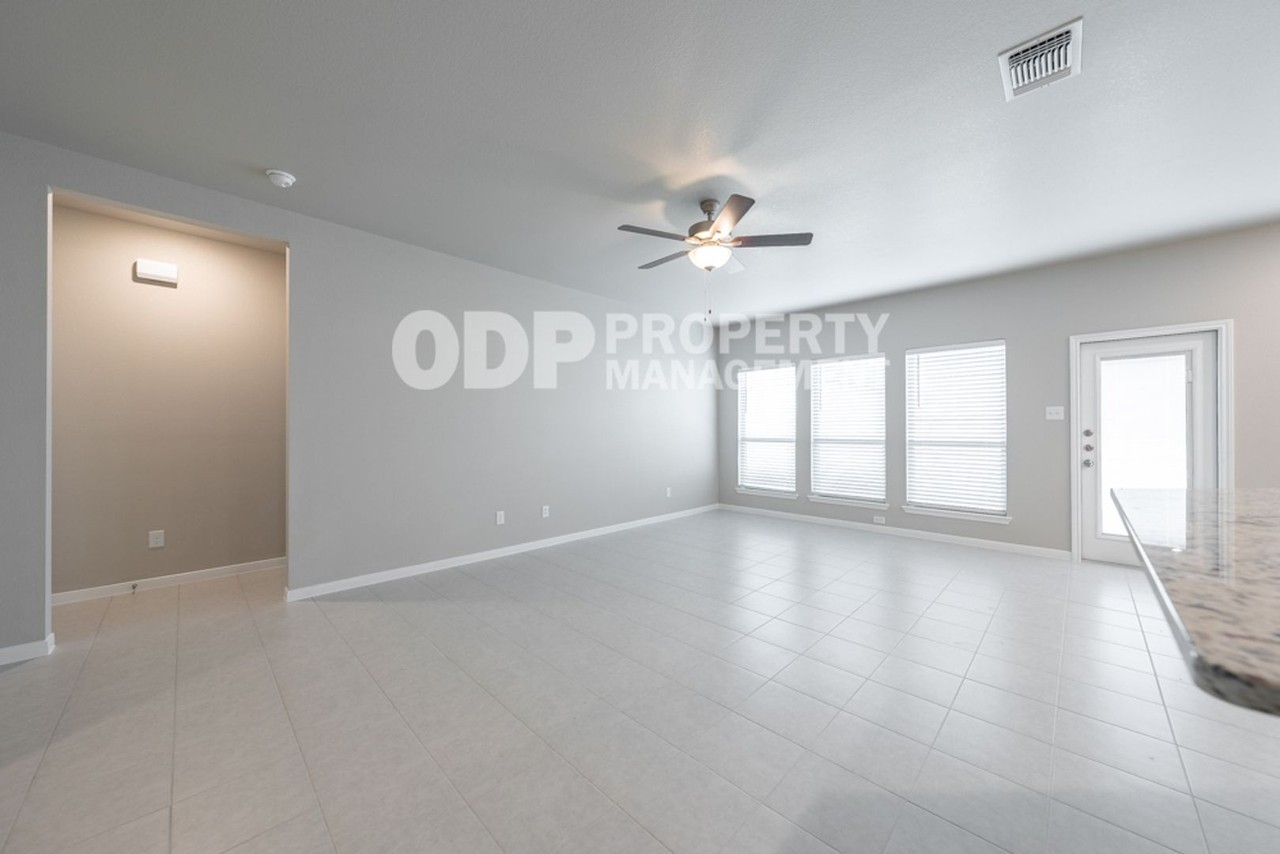 1450 Shadow Hill Ln - Photo 6 of 9