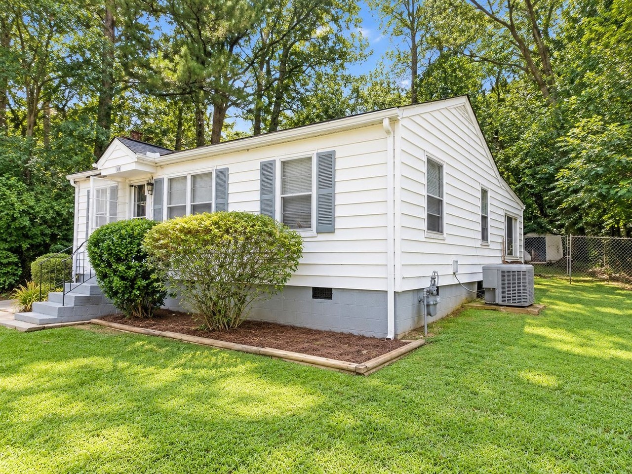 1282 Andrews Dr - Photo 2 of 2