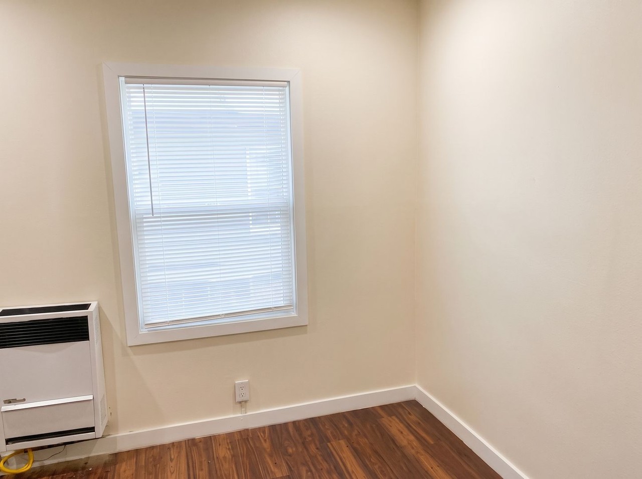 553 Stanford Ave - Photo 3 of 4