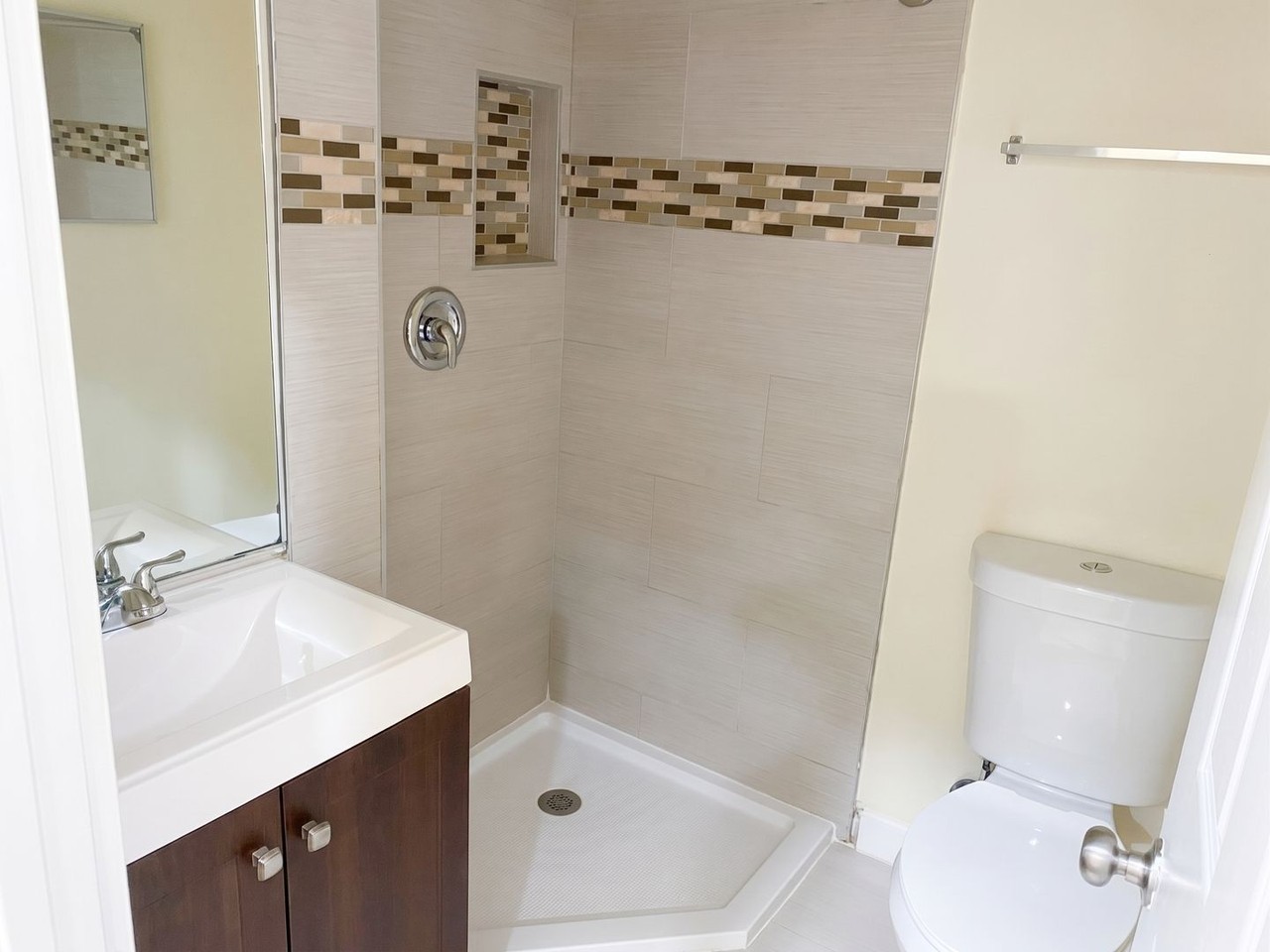 553 Stanford Ave - Photo 4 of 4