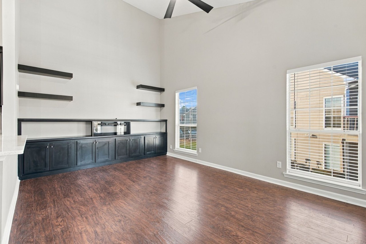 144 Waters Edge Ln - Photo 3 of 11