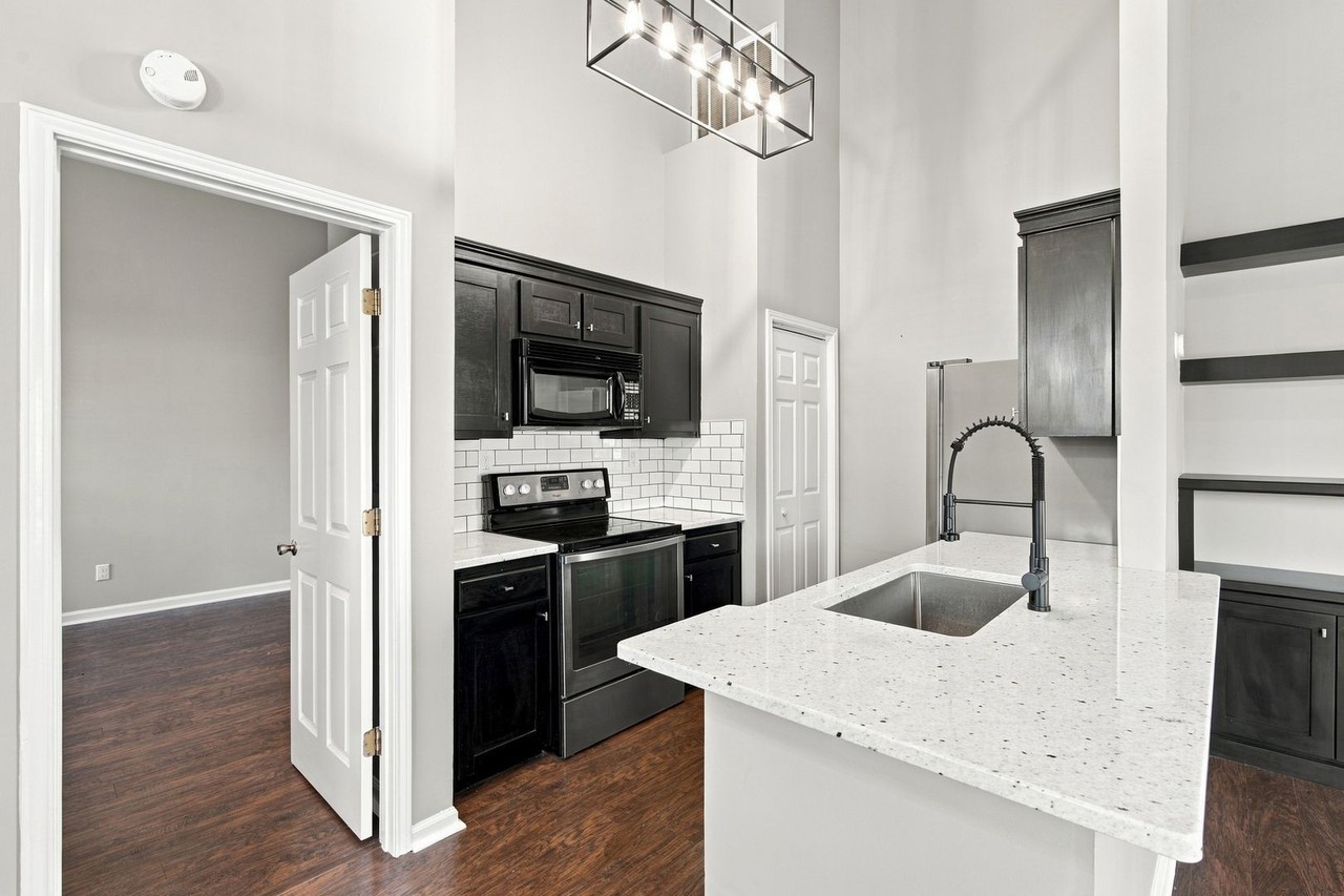 144 Waters Edge Ln - Photo 5 of 11