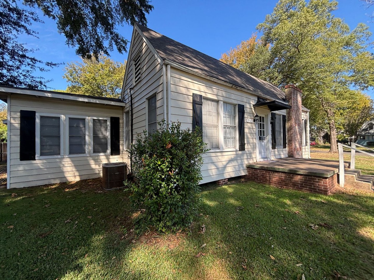 554 Broadmoor Blvd - Photo 2 of 20