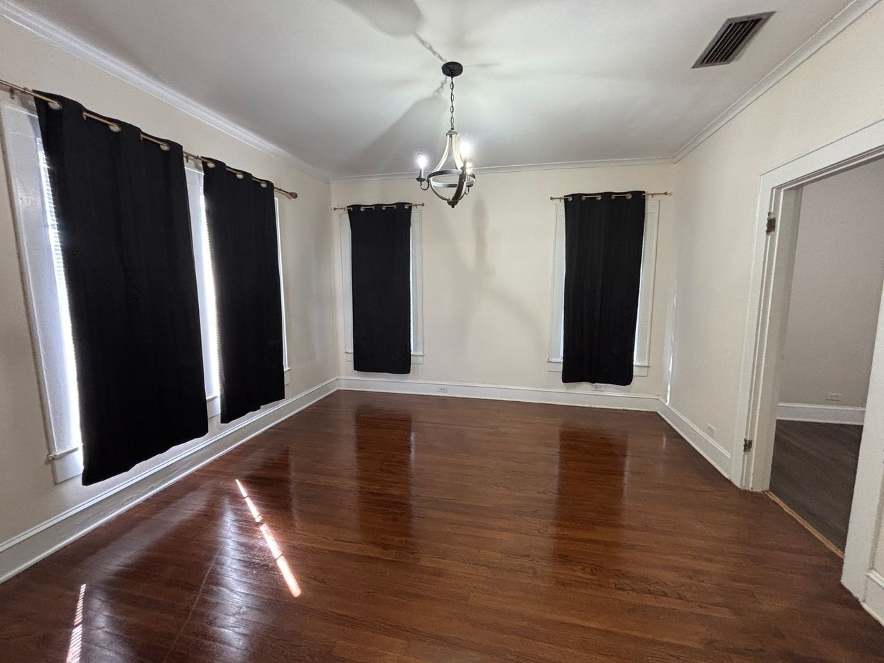 554 Broadmoor Blvd - Photo 5 of 20