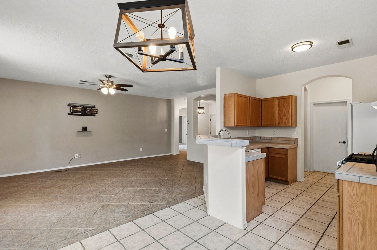 7428 Silverthorne Rd Nw - Photo 3 of 26
