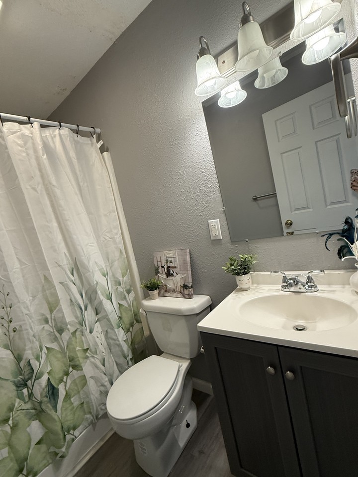 1433 East Walnut Street - Photo 4 of 6
