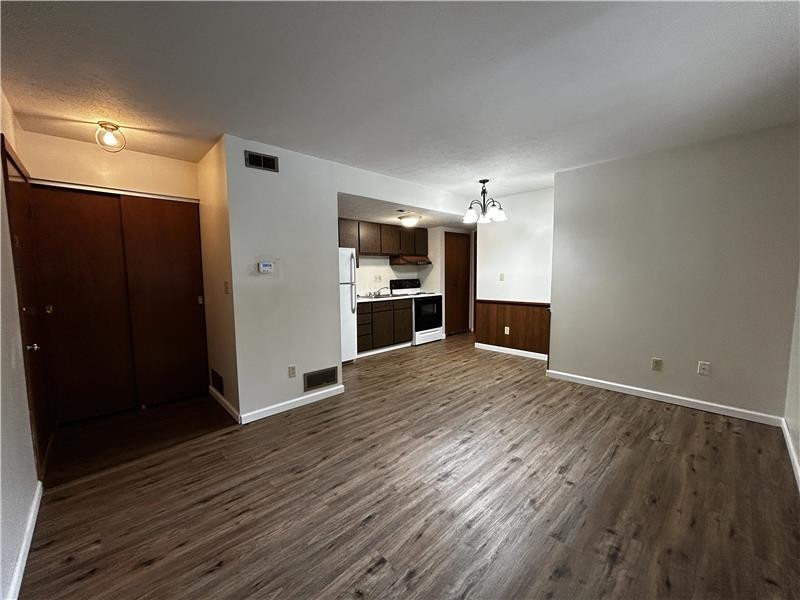 200 W 36th St #14 - Photo 2 of 4