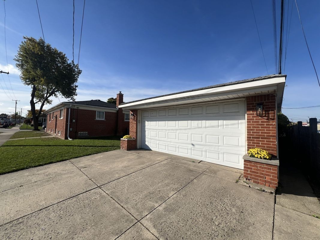 18327 Holland Ave - Photo 4 of 26