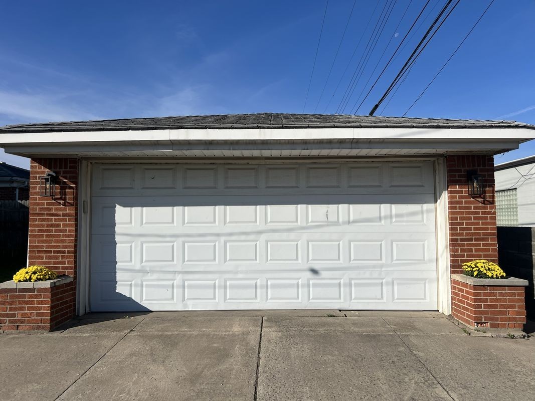 18327 Holland Ave - Photo 5 of 26