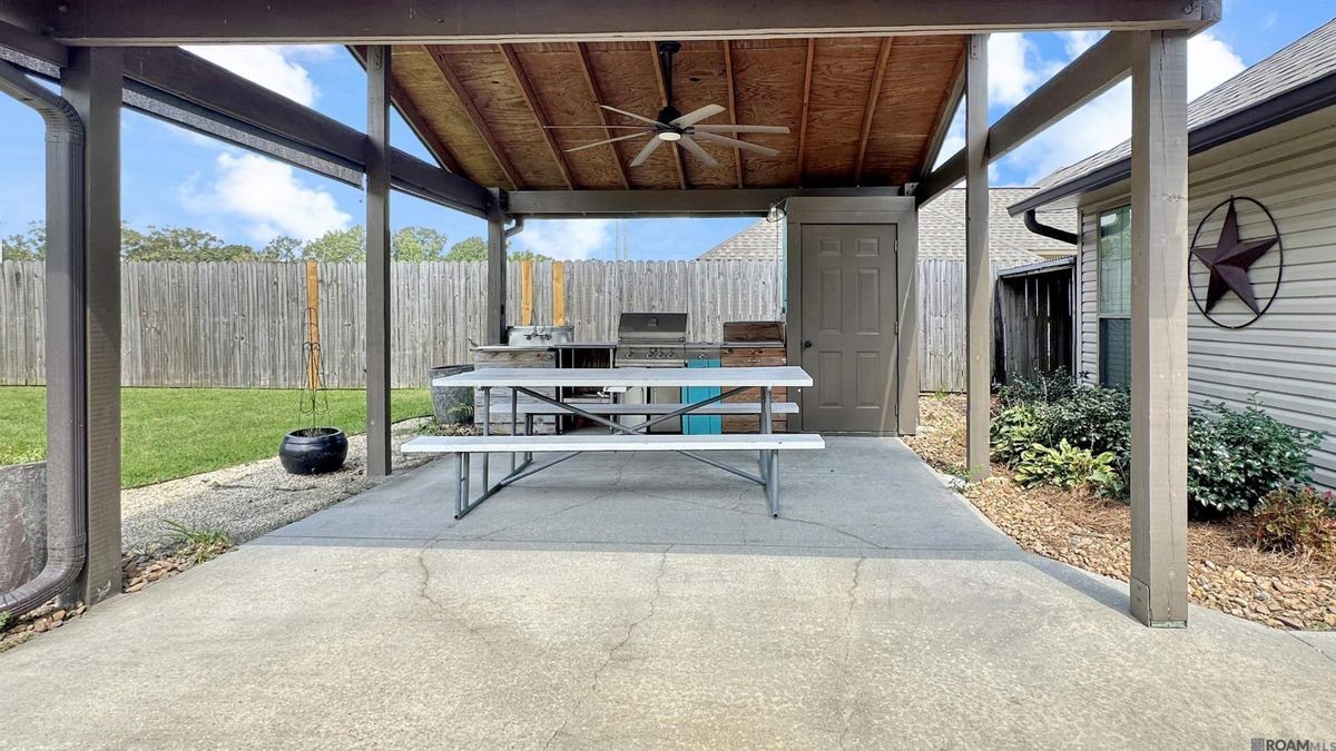 16009 Weston Court Dr - Photo 4 of 26