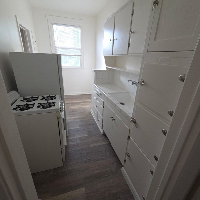 4437 Ambrose Ave ##20 - Photo 4 of 9