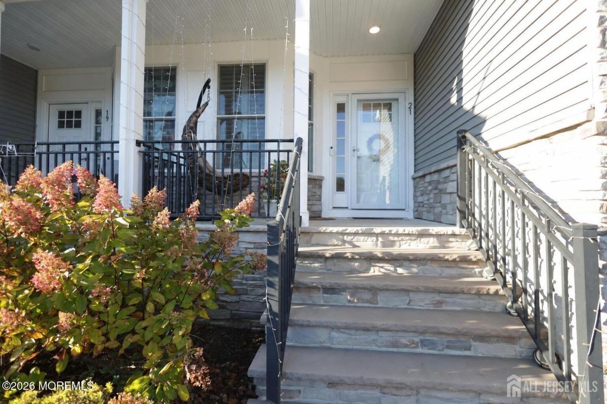 21 Mccormick Ave N - Photo 3 of 28