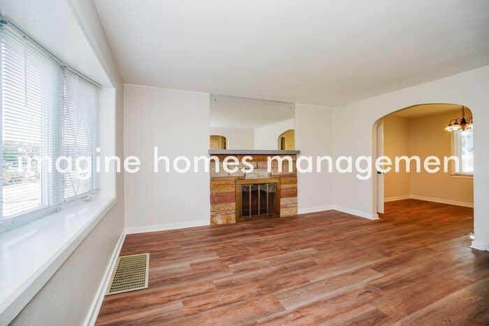 11730 Center St - Photo 6 of 22