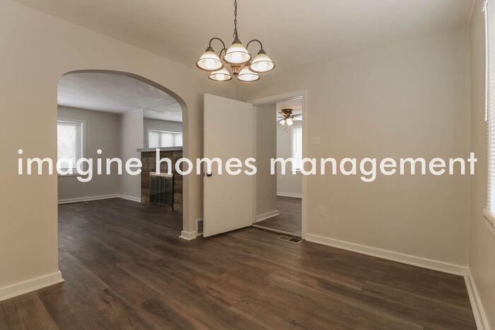 11730 Center St - Photo 7 of 22