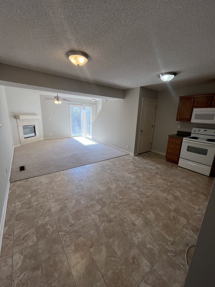 425 Hawthorne Blvd #4 - Photo 4 of 18