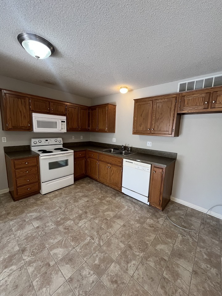 425 Hawthorne Blvd #4 - Photo 6 of 18