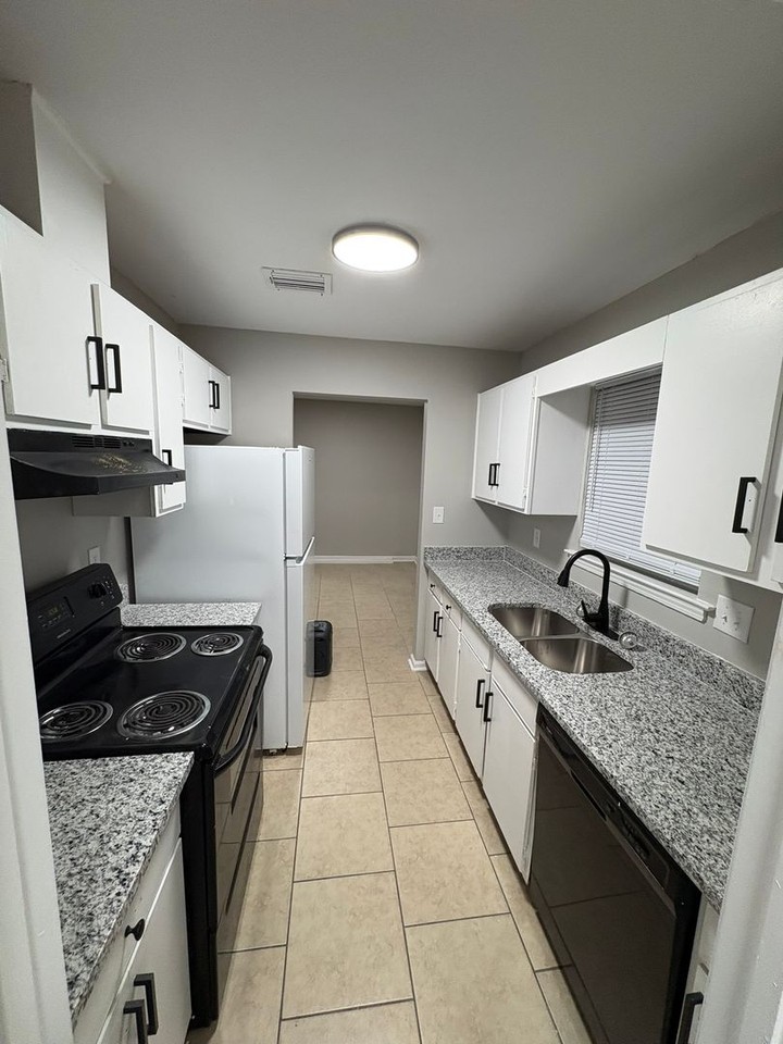 1120 N Burbank Dr - Photo 4 of 17