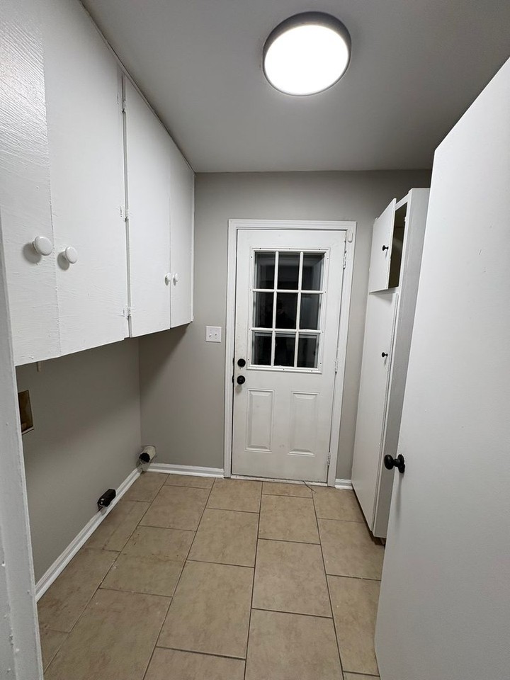 1120 N Burbank Dr - Photo 5 of 17