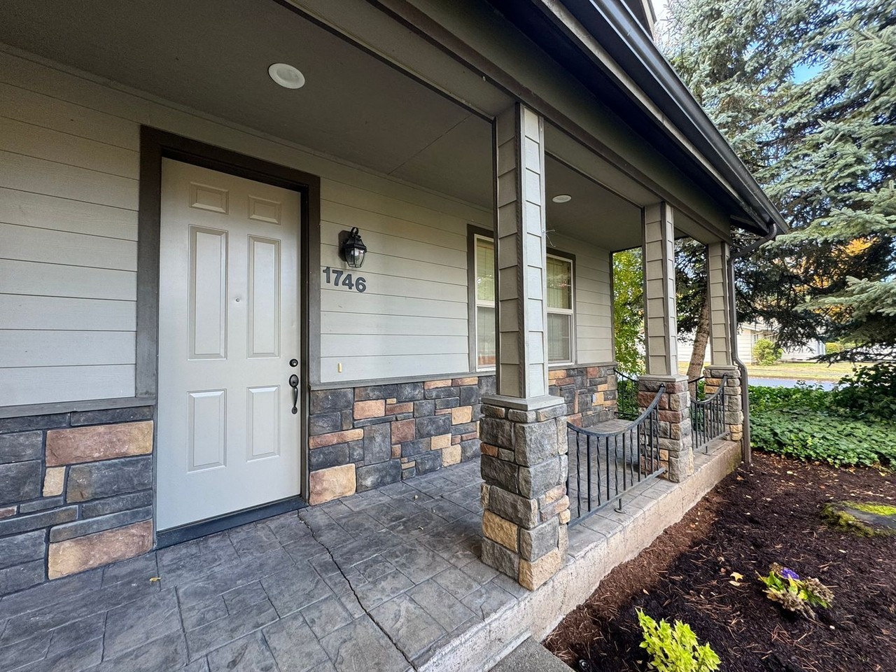 1746 Minda Dr - Photo 3 of 27