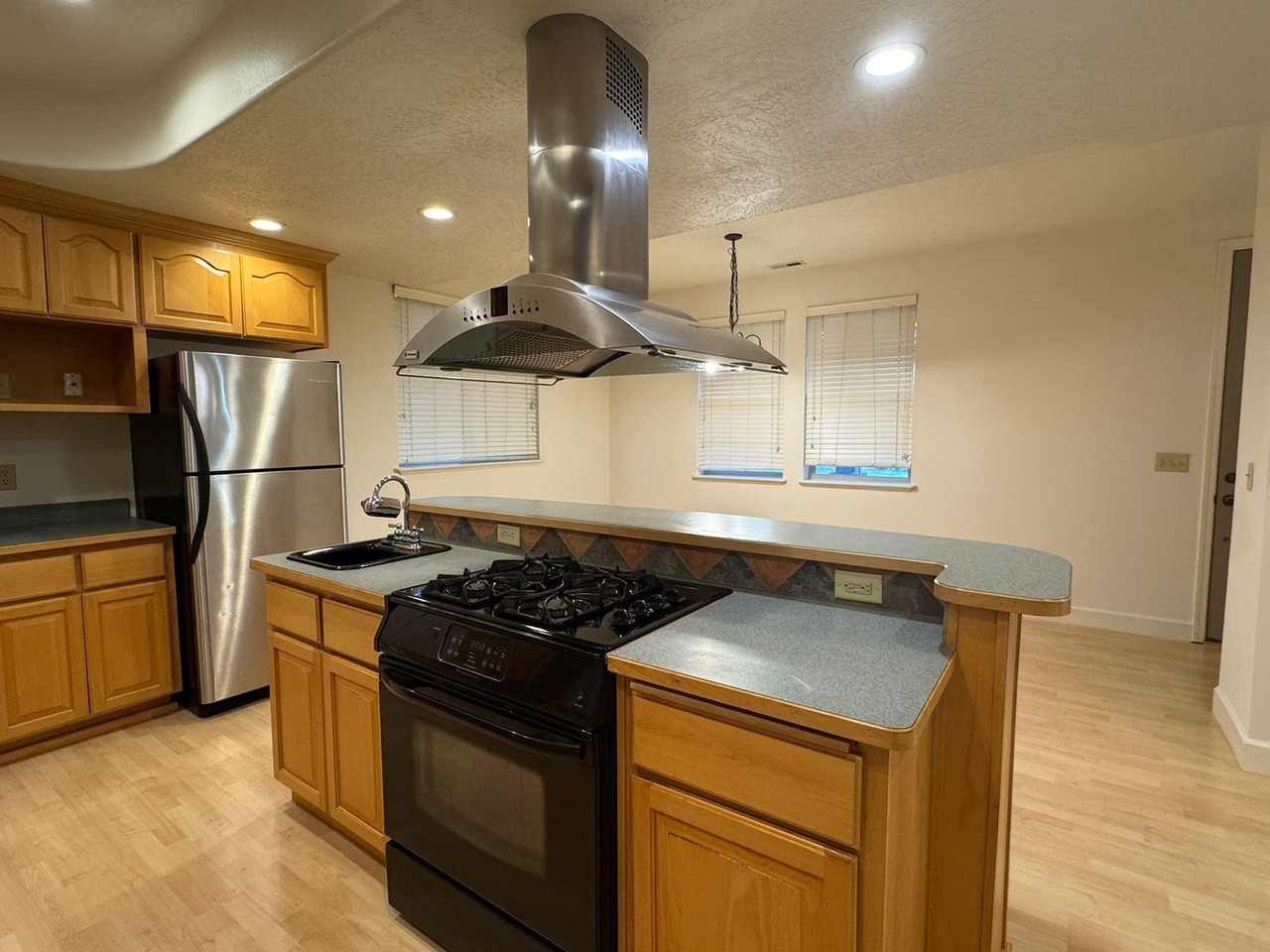 1746 Minda Dr - Photo 5 of 27