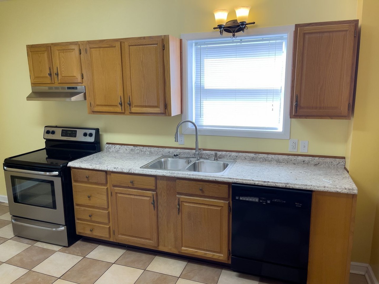 618 N Centre St - Photo 4 of 10