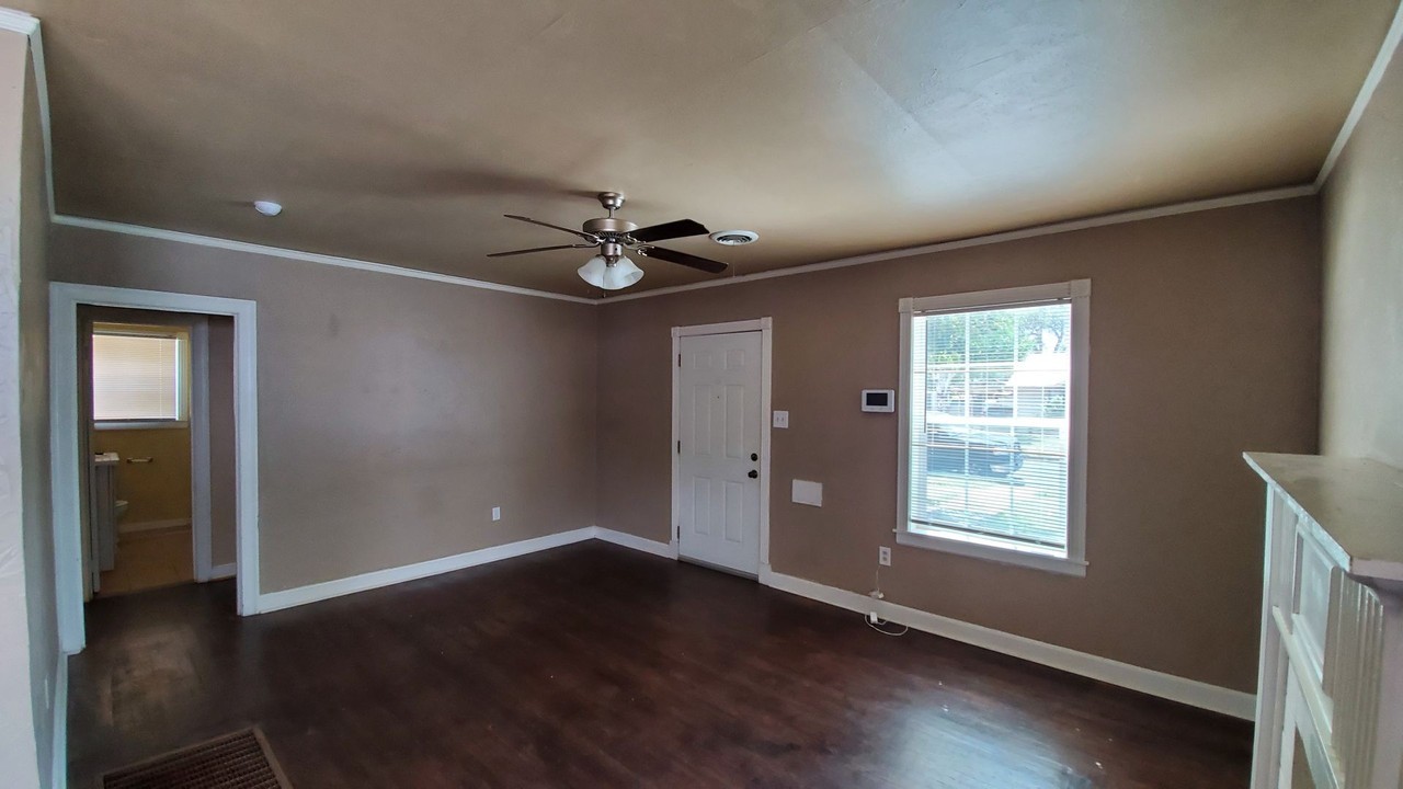 909 S Virginia St - Photo 2 of 13
