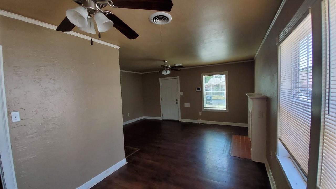 909 S Virginia St - Photo 4 of 13