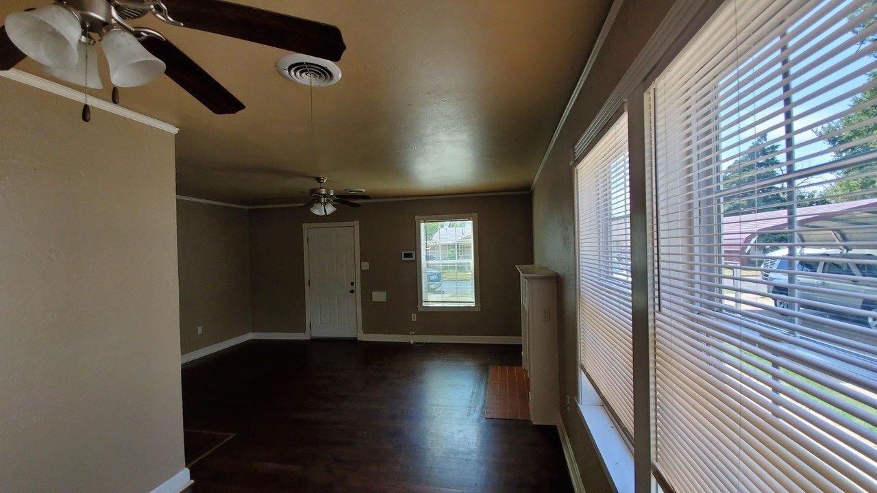 909 S Virginia St - Photo 7 of 13