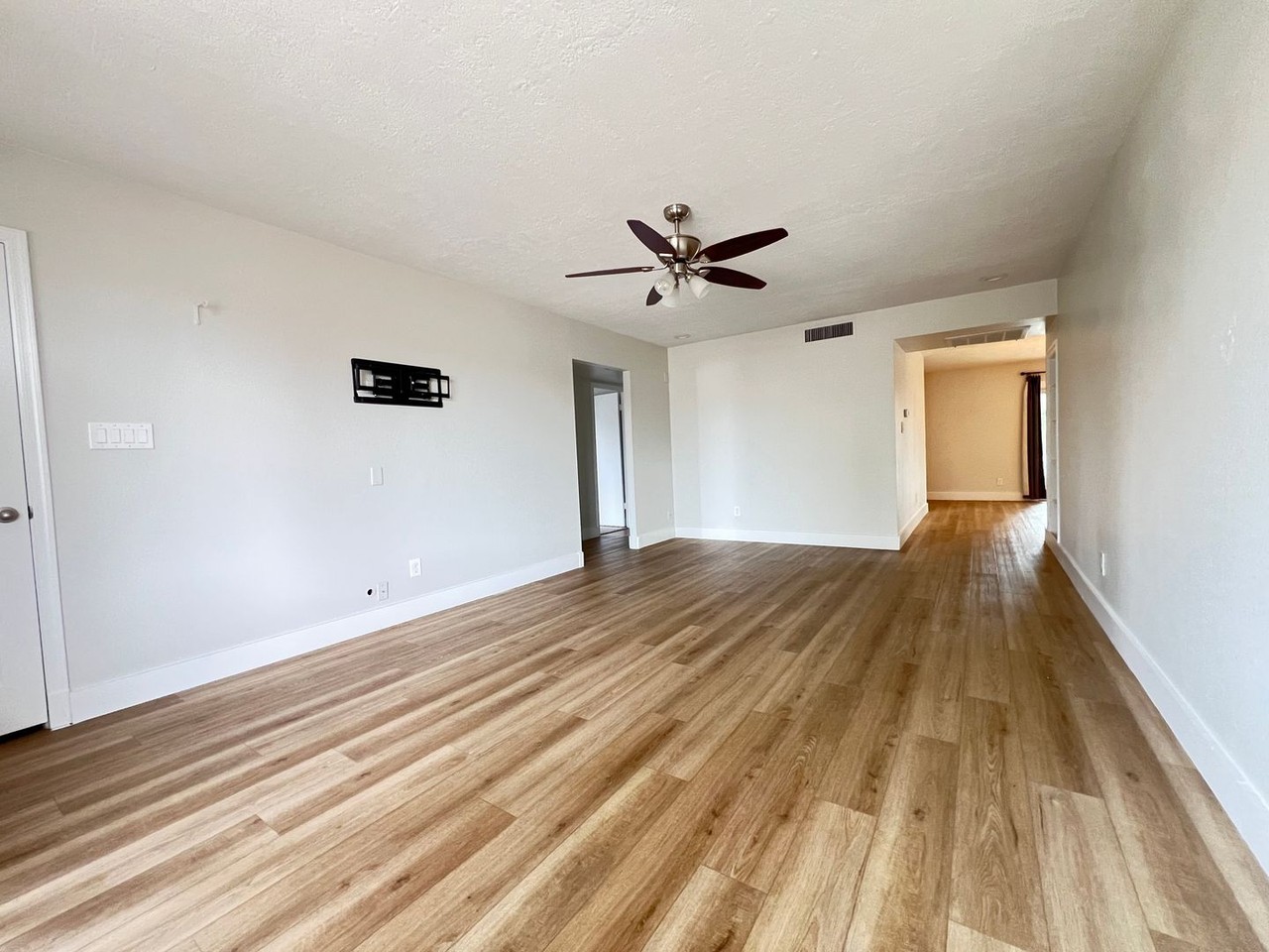 2057 E Oxford Dr - Photo 2 of 23