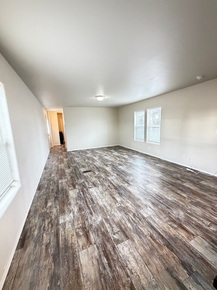 8711 Vince Rd Ne - Photo 2 of 16