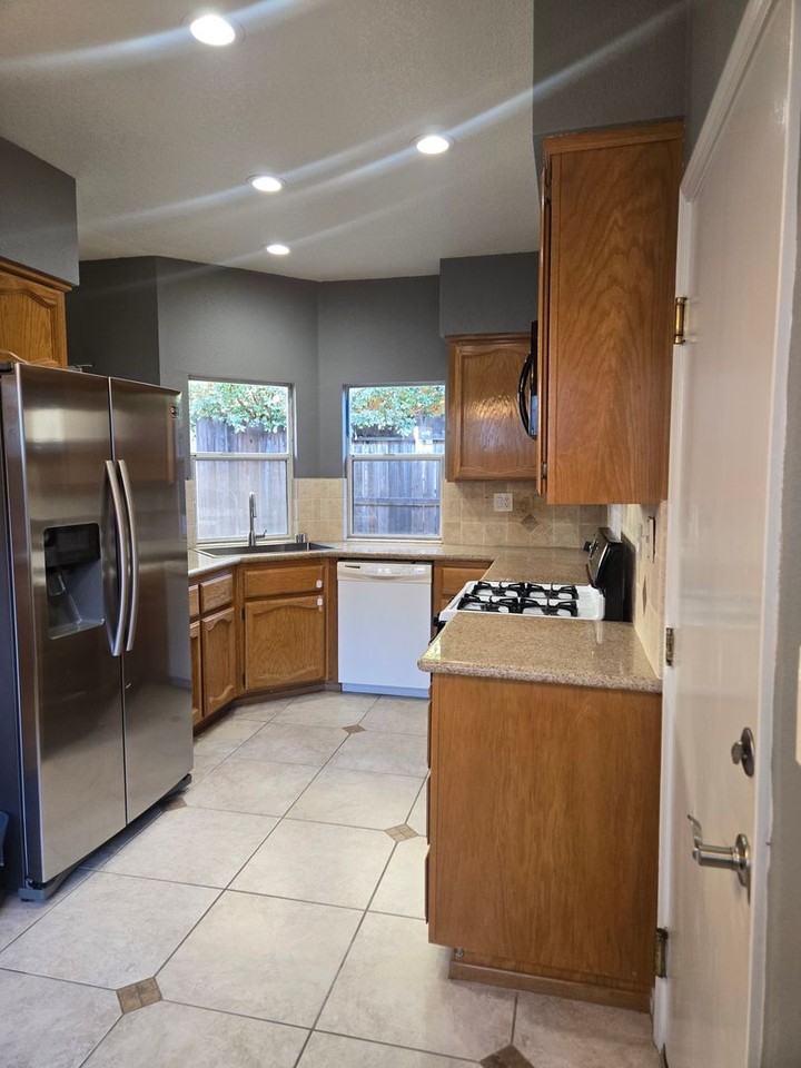 117 Camberwell Way - Photo 2 of 18
