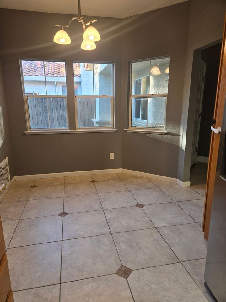 117 Camberwell Way - Photo 4 of 18