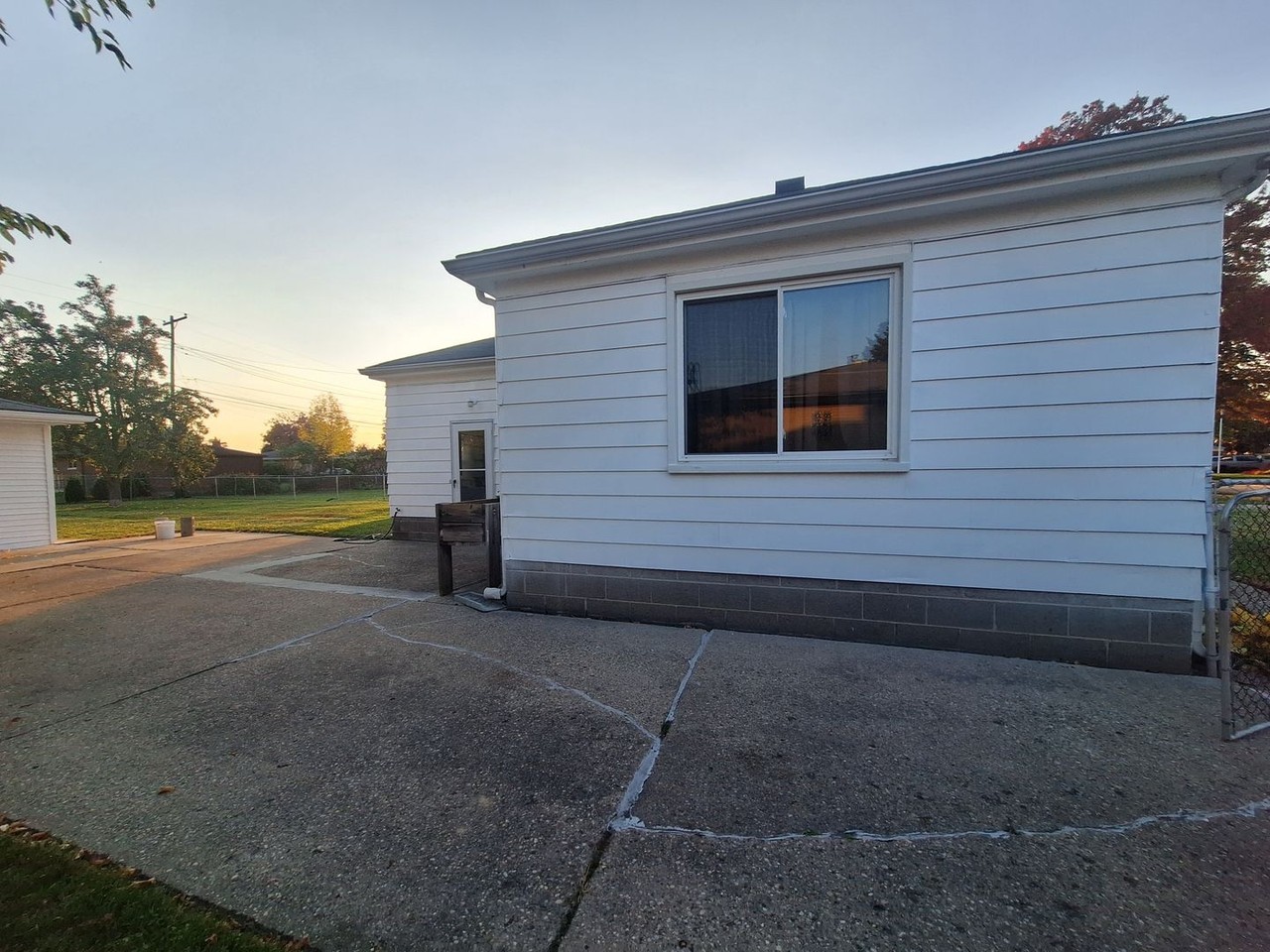 20324 Lawndale St - Photo 2 of 18