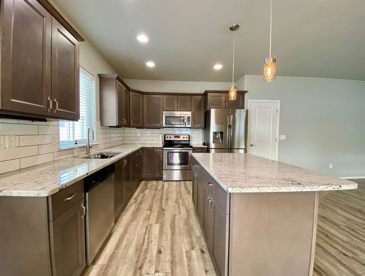 5906 Coolidge Rd - Photo 6 of 24